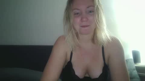 Snapshot of sexiirose22 chatting on February 2025 03:37:02 AM Rose online show from February 2025 03:37:02 AM