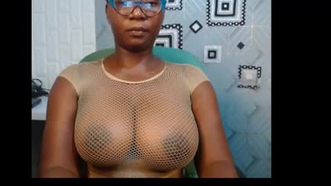 Snapshot of sexy_pearl12 chatting on January 2025 06:33:02 PM zoe online show from January 2025 06:33:02 PM