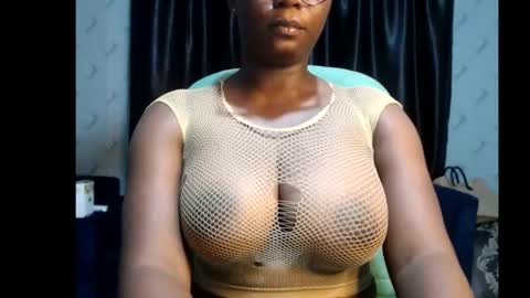 Snapshot of sexy_pearl12 chatting on February 2025 06:40:02 PM zoe online show from February 2025 06:40:02 PM