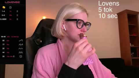 Snapshot of sexy_sweets chatting on October 2025 08:05:02 PM Sexy-Sweets online show from October 2025 08:05:02 PM