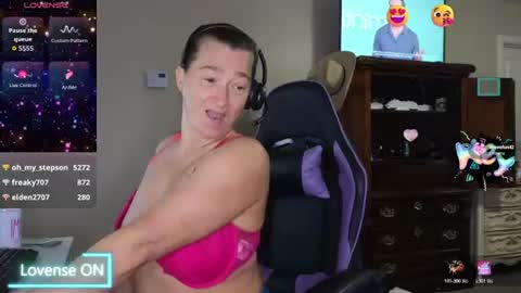 Snapshot of sexydistraction1 chatting on June 2026 01:43:01 PM SexyDistraction online show from June 2026 01:43:01 PM
