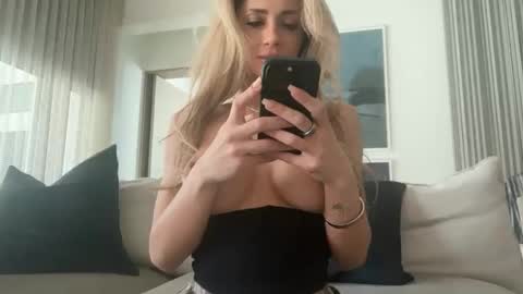 Snapshot of sexylexy1111 chatting on October 2025 07:14:02 PM Lexy online show from October 2025 07:14:02 PM