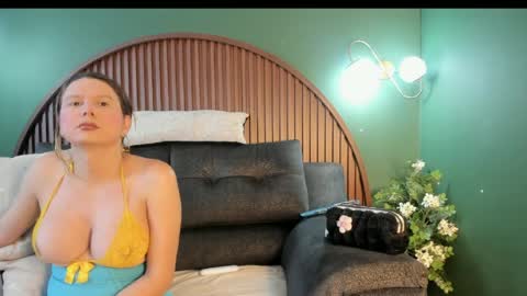 Snapshot of shannel__queen chatting on May 2026 07:19:02 PM shannel__queen online show from May 2026 07:19:02 PM