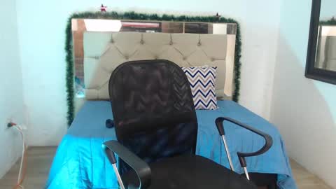 Snapshot of sharlotte__jones chatting on December 2024 03:33:02 PM Sara online show from December 2024 03:33:02 PM