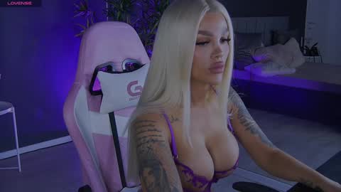 Snapshot of shayblonde chatting on December 2024 09:08:02 PM shayblonde online show from December 2024 09:08:02 PM