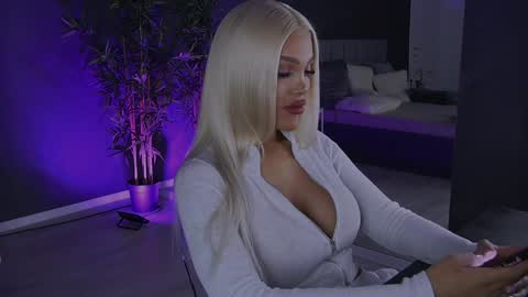 Snapshot of shayblonde chatting on January 2025 12:33:01 AM shayblonde online show from January 2025 12:33:01 AM