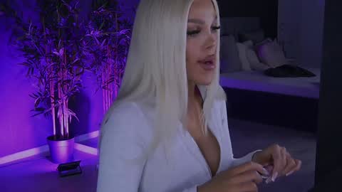 Snapshot of shayblonde chatting on January 2025 12:54:01 AM shayblonde online show from January 2025 12:54:01 AM