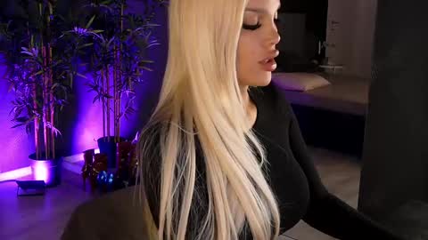 Snapshot of shayblonde chatting on February 2025 08:11:01 PM shayblonde online show from February 2025 08:11:01 PM