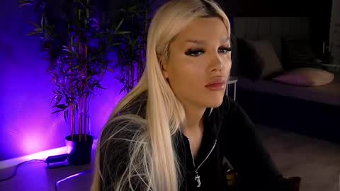 Snapshot of shayblonde chatting on February 2025 09:01:02 PM shayblonde online show from February 2025 09:01:02 PM