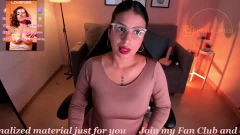 Snapshot of sheyla_hills_ chatting on April 2026 04:57:02 AM Sheyla online show from April 2026 04:57:02 AM