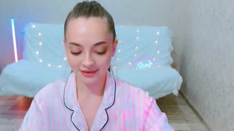 Sienna Mia online show from May 2026 05:00:01 PM