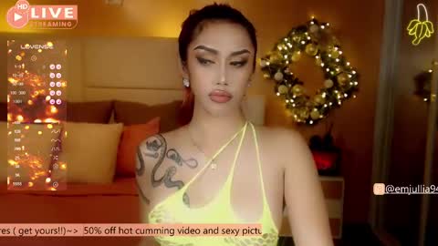 Snapshot of simplyjullia chatting on December 2024 11:29:02 PM online show from December 2024 11:29:02 PM