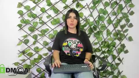 Snapshot of skarlet04 chatting on September 2025 04:39:02 PM Skarlet online show from September 2025 04:39:02 PM