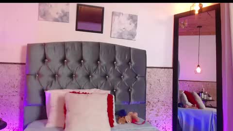 Snapshot of skarleth_xxxx chatting on January 2025 01:49:01 AM Elizabeth online show from January 2025 01:49:01 AM