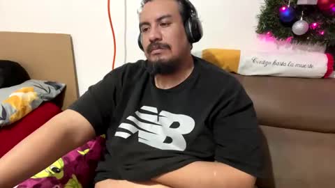 Snapshot of skinhell chatting on December 2024 03:03:02 AM Elias online show from December 2024 03:03:02 AM