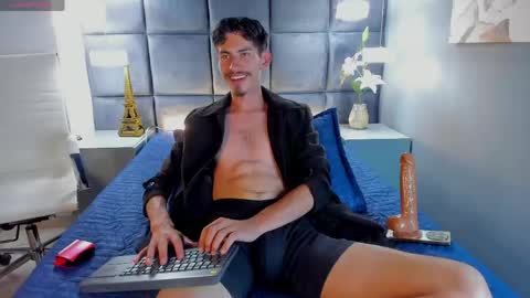 Snapshot of skinny_jean_ chatting on May 2026 08:35:02 PM skinny jean online show from May 2026 08:35:02 PM