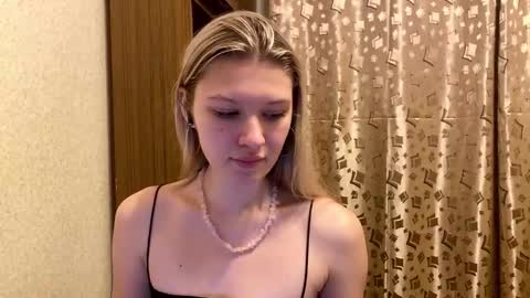 skyedavis online show from December 2025 07:00:01 PM