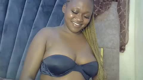 smiley_berry online show from October 2025 06:50:01 PM