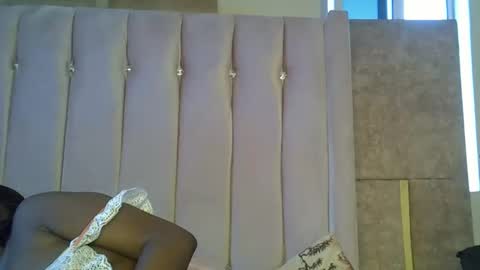 smiley_berry online show from October 2025 03:21:02 AM