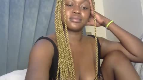 smiley_berry online show from November 2025 09:03:02 PM