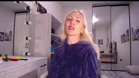 Monna online show from November 2025 03:01:02 PM