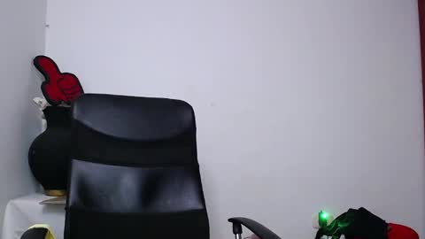 Snapshot of soft_fetish chatting on January 2025 01:07:01 PM Camila M online show from January 2025 01:07:01 PM