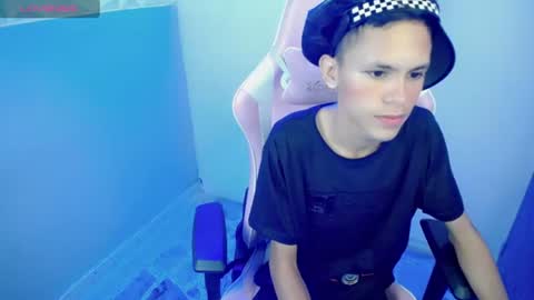 Snapshot of sombra_18 chatting on June 2026 09:17:02 PM ESTEBAN online show from June 2026 09:17:02 PM