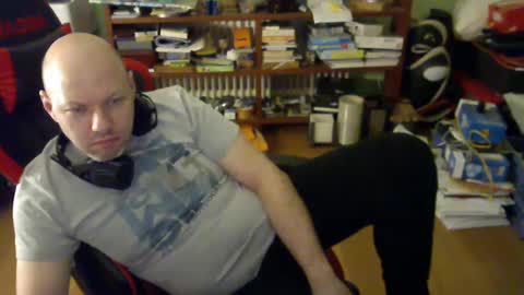 Snapshot of songoku81 chatting on March 2025 01:04:01 AM Tom online show from March 2025 01:04:01 AM