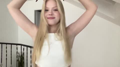 Snapshot of sonyaplush chatting on December 2024 09:37:01 PM Sonya  Instagram   Twitter sonyaplushgirl  OnlyFans sonyaplush online show from December 2024 09:37:01 PM