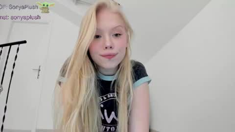 Snapshot of sonyaplush chatting on February 2025 06:12:01 PM Sonya  Instagram   Twitter sonyaplushgirl  OnlyFans sonyaplush online show from February 2025 06:12:01 PM