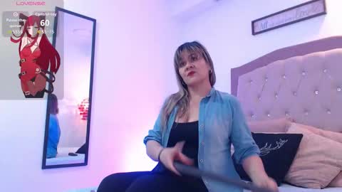 Snapshot of sophie_benett chatting on November 2025 08:20:01 PM Sophie online show from November 2025 08:20:01 PM