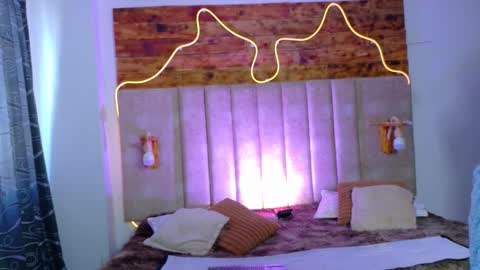 Snapshot of sophie_clarkk chatting on November 2025 07:30:01 PM sophie and katia online show from November 2025 07:30:01 PM