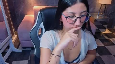 Snapshot of sophie_jones_b chatting on April 2026 05:30:01 PM sophie_jones_b online show from April 2026 05:30:01 PM