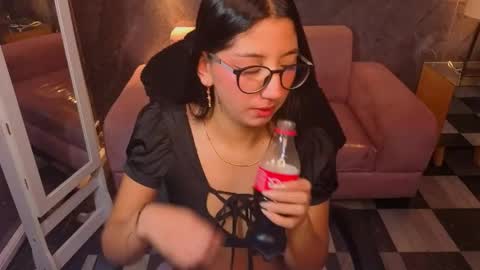 Snapshot of sophie_jones_b chatting on May 2026 01:38:02 PM sophie_jones_b online show from May 2026 01:38:02 PM
