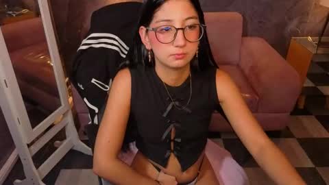 Snapshot of sophie_jones_b chatting on May 2026 01:38:01 PM sophie_jones_b online show from May 2026 01:38:01 PM