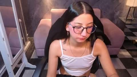 Snapshot of sophie_jones_b chatting on June 2026 12:51:02 PM sophie_jones_b online show from June 2026 12:51:02 PM