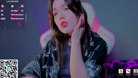 sophie_nomenal_ online show from April 2026 11:18:02 PM