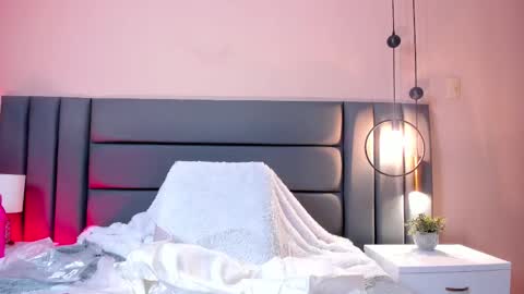 Sophie Johns online show from November 2025 07:05:02 PM