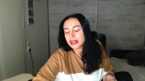 Carla online show from November 2025 06:35:02 PM