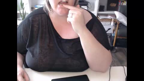 Snapshot of squirtymilfjess chatting on February 2025 05:15:01 PM Messi Jessi online show from February 2025 05:15:01 PM