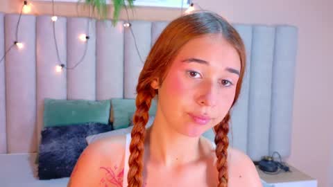 Snapshot of starrmoon__ chatting on June 2026 02:57:02 AM M O O N online show from June 2026 02:57:02 AM