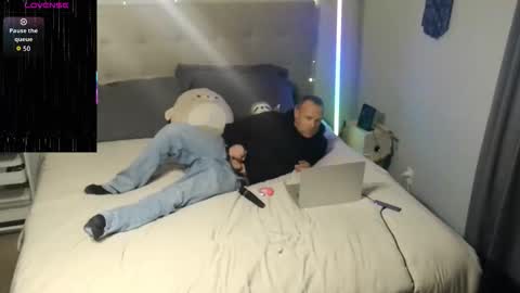 Snapshot of stella_and_mojo chatting on November 2025 09:48:02 PM Stella and Mojo online show from November 2025 09:48:02 PM