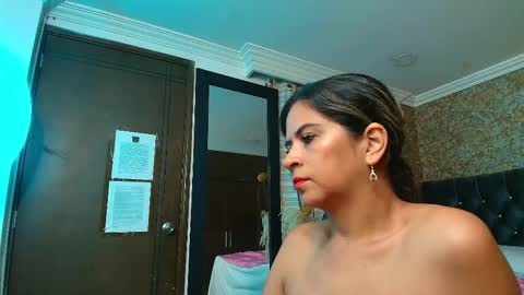 Estella online show from September 2025 08:52:01 PM