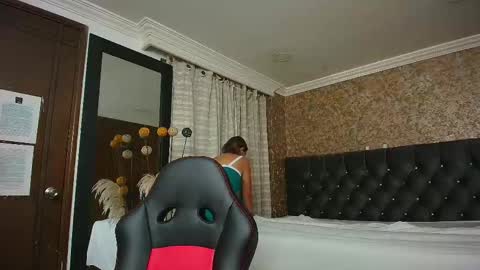 Estella online show from September 2025 10:21:02 PM