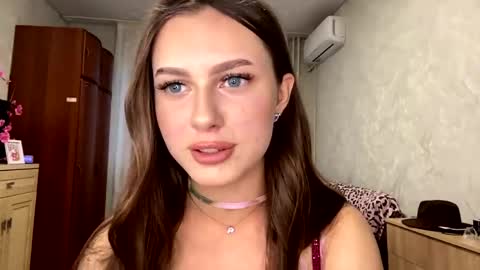 Stephani online show from June 2026 03:45:01 PM