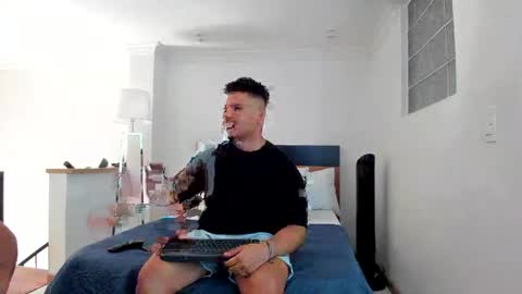 Snapshot of straight__friends chatting on November 2025 02:28:01 PM straight__friends online show from November 2025 02:28:01 PM