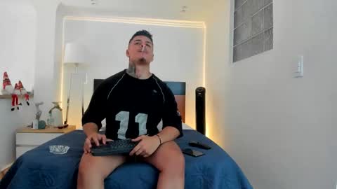 Snapshot of straight__friends chatting on November 2025 03:11:01 PM straight__friends online show from November 2025 03:11:01 PM