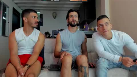 Snapshot of straight__friends chatting on December 2025 11:00:02 PM straight__friends online show from December 2025 11:00:02 PM