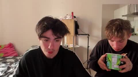 Snapshot of stralght_twinks chatting on May 2026 12:13:01 PM Ray online show from May 2026 12:13:01 PM