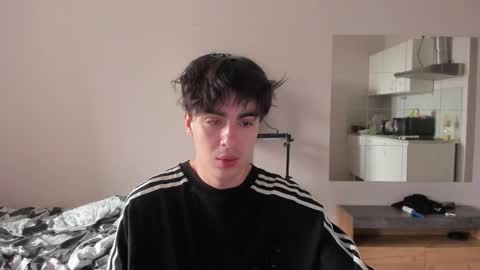 Snapshot of stralght_twinks chatting on May 2026 04:32:02 AM Ray online show from May 2026 04:32:02 AM